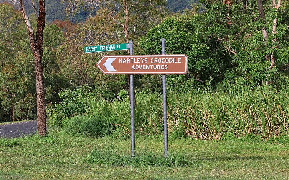 5.Signage-as-you-turn-off-Highway-Hartley-s-Crocodile-Adventures
